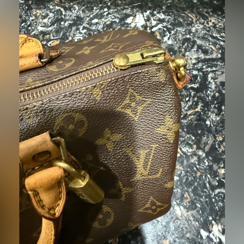 LOUIS VUITTON Speedy 30 
Monogram Satchel with COA - Picture 12 of 13